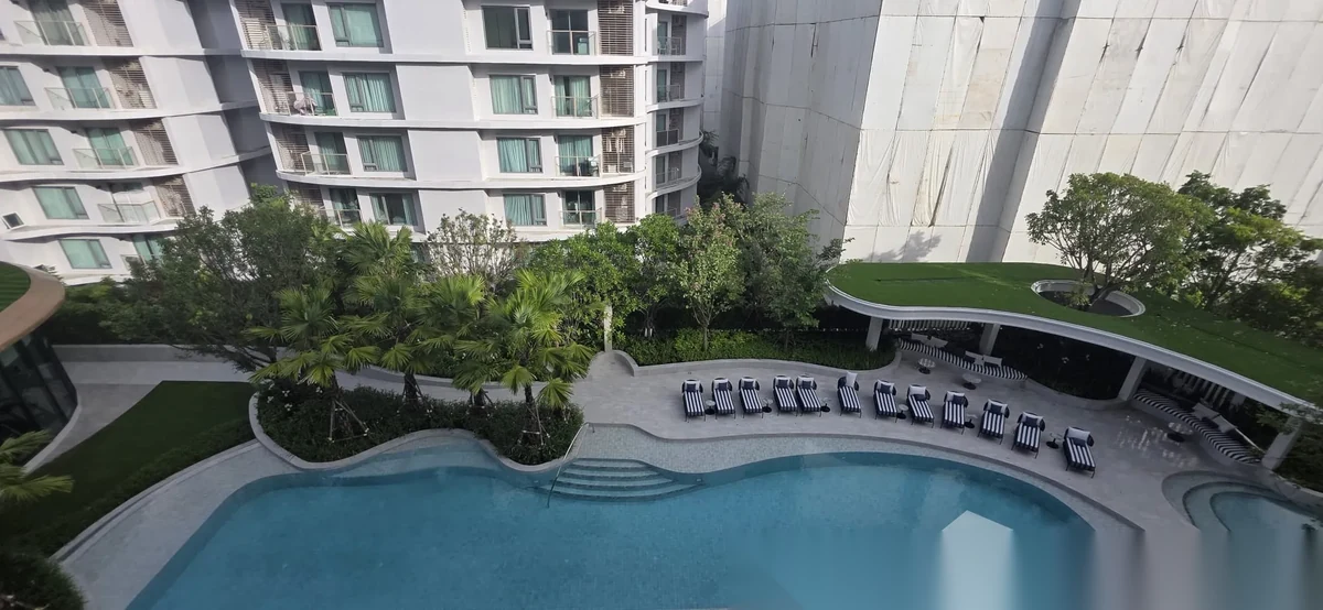 Апартаменты 2BR в ЖК Escent Phuket · Вичит · Вид на бассейн — фото 11