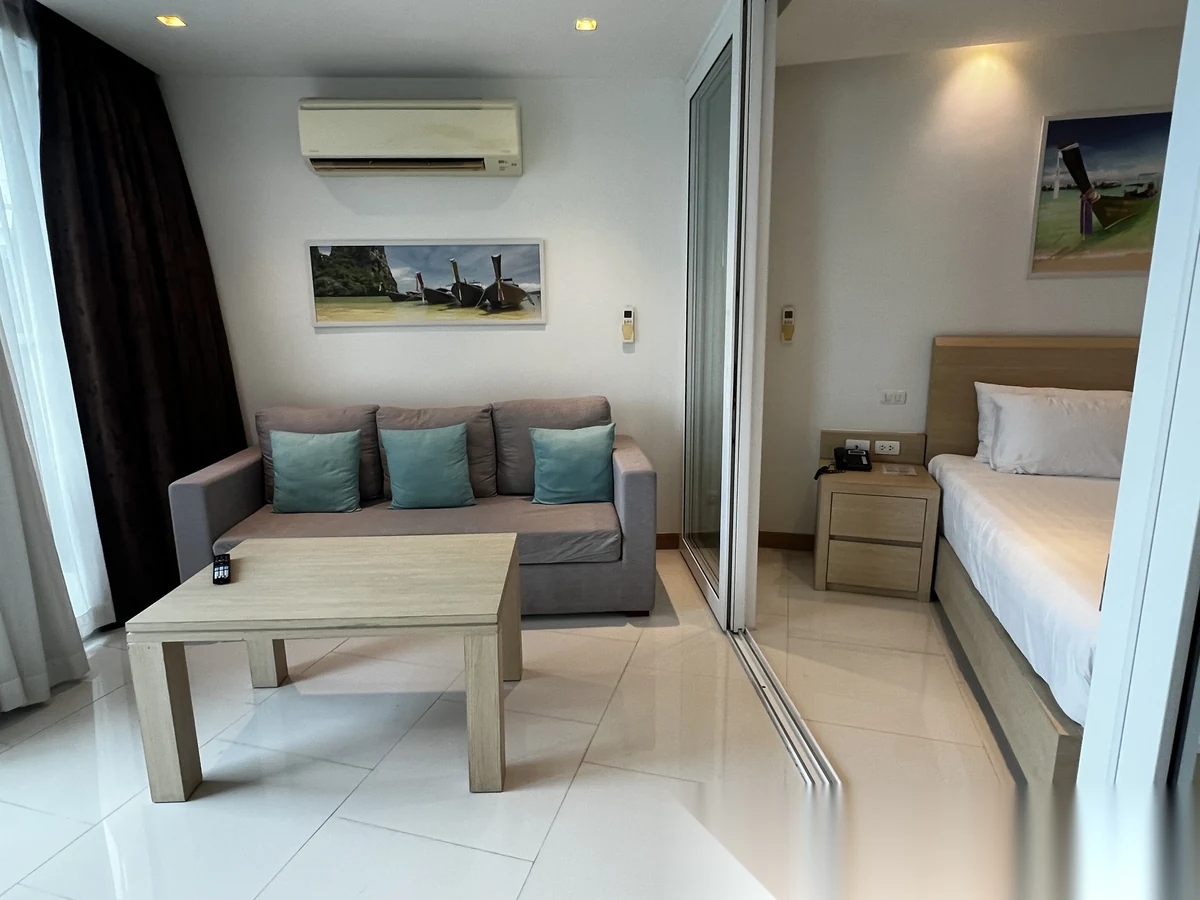 Апартаменты 1BR в ЖК The Beachfront · Раваи · Частичный вид на море — фото 2