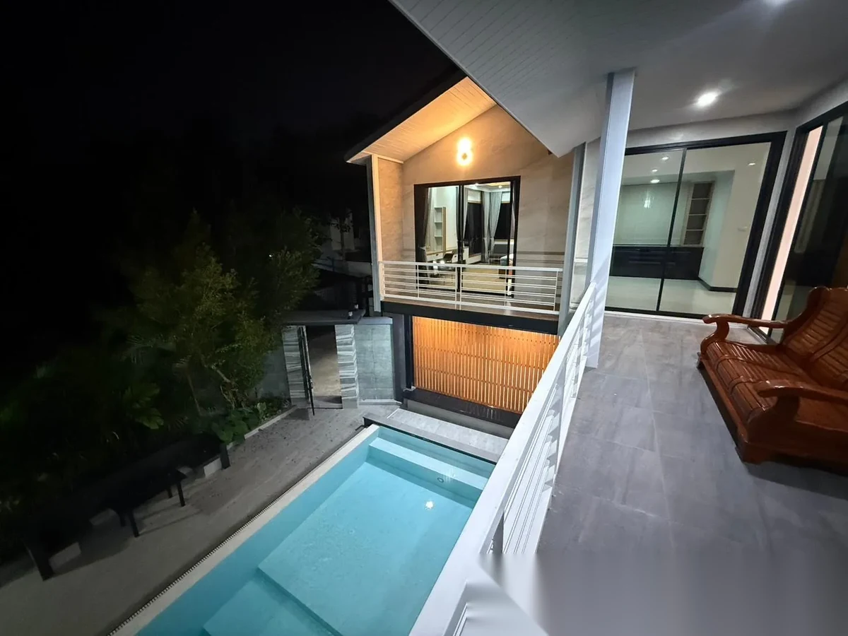Вилла 4BR в комплексе Beautiful 4-Bedroom Private Pool Villa Surrounded by Nature · Теп Красаттри · Вид на бассейн — фото 3