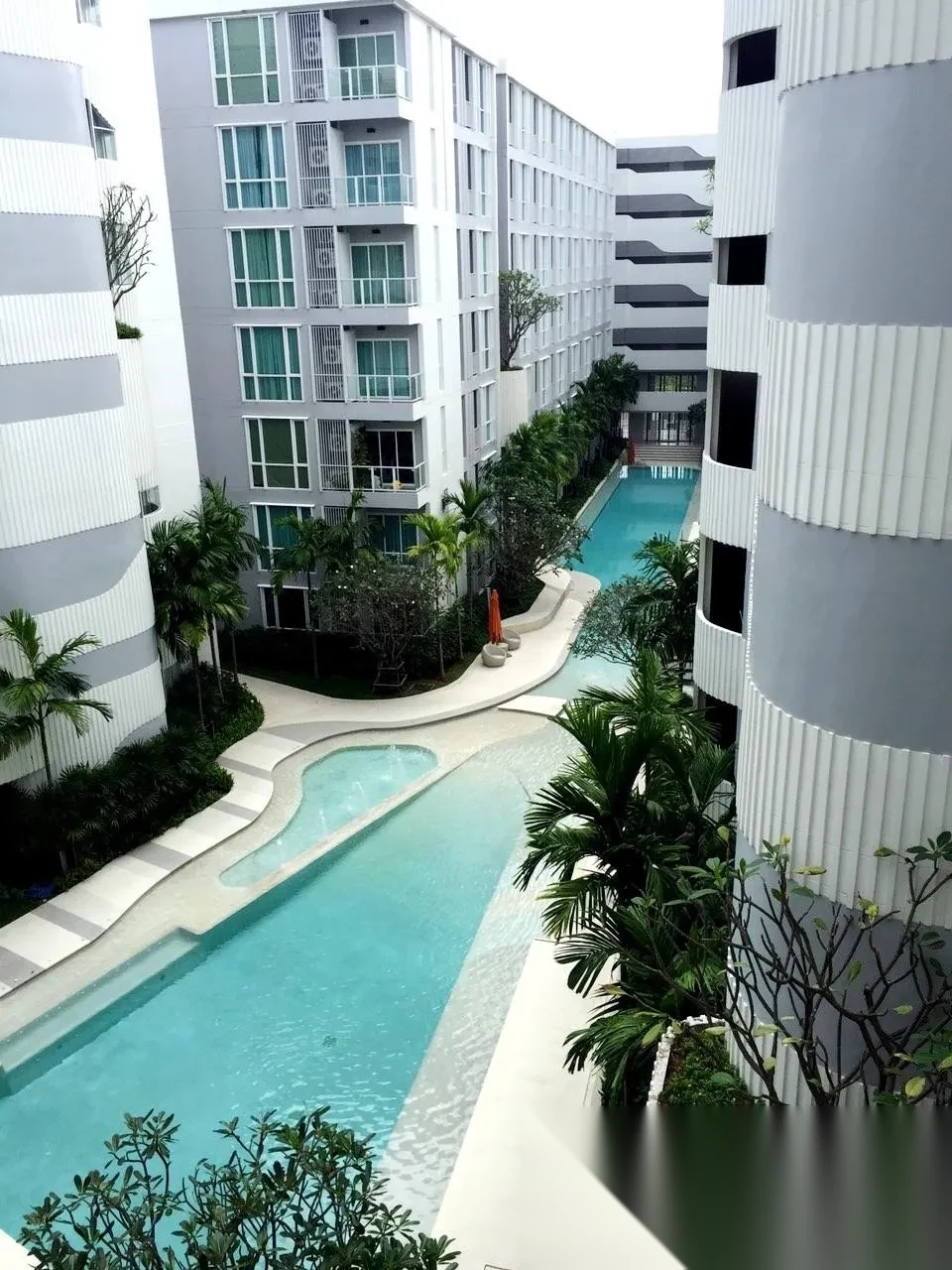 Апартаменты 1BR в ЖК The Base Downtown · Вичит · Вид на бассейн — фото 10