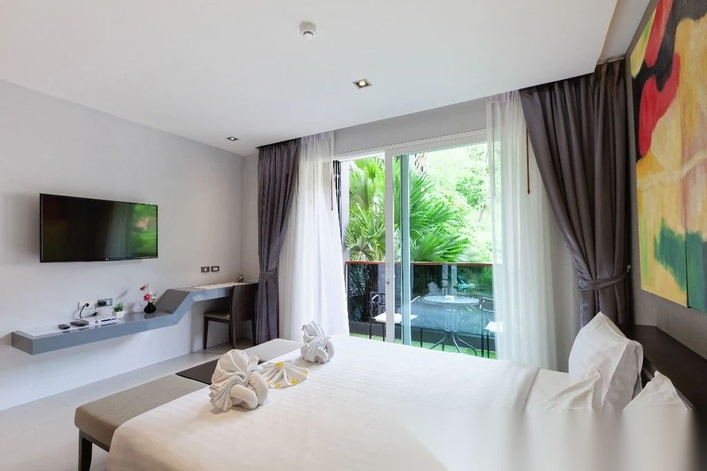 Апартаменты студия в ЖК The Emerald Terrace · Патонг · Вид на бассейн — фото 7