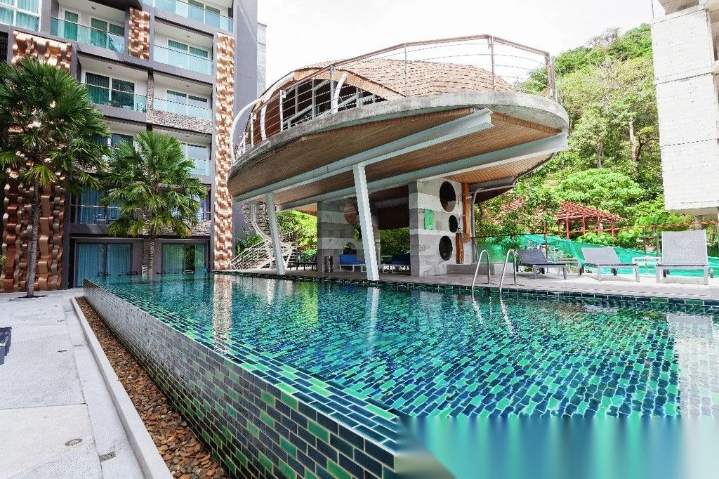 Апартаменты студия в ЖК The Emerald Terrace · Патонг · Вид на бассейн — фото 28
